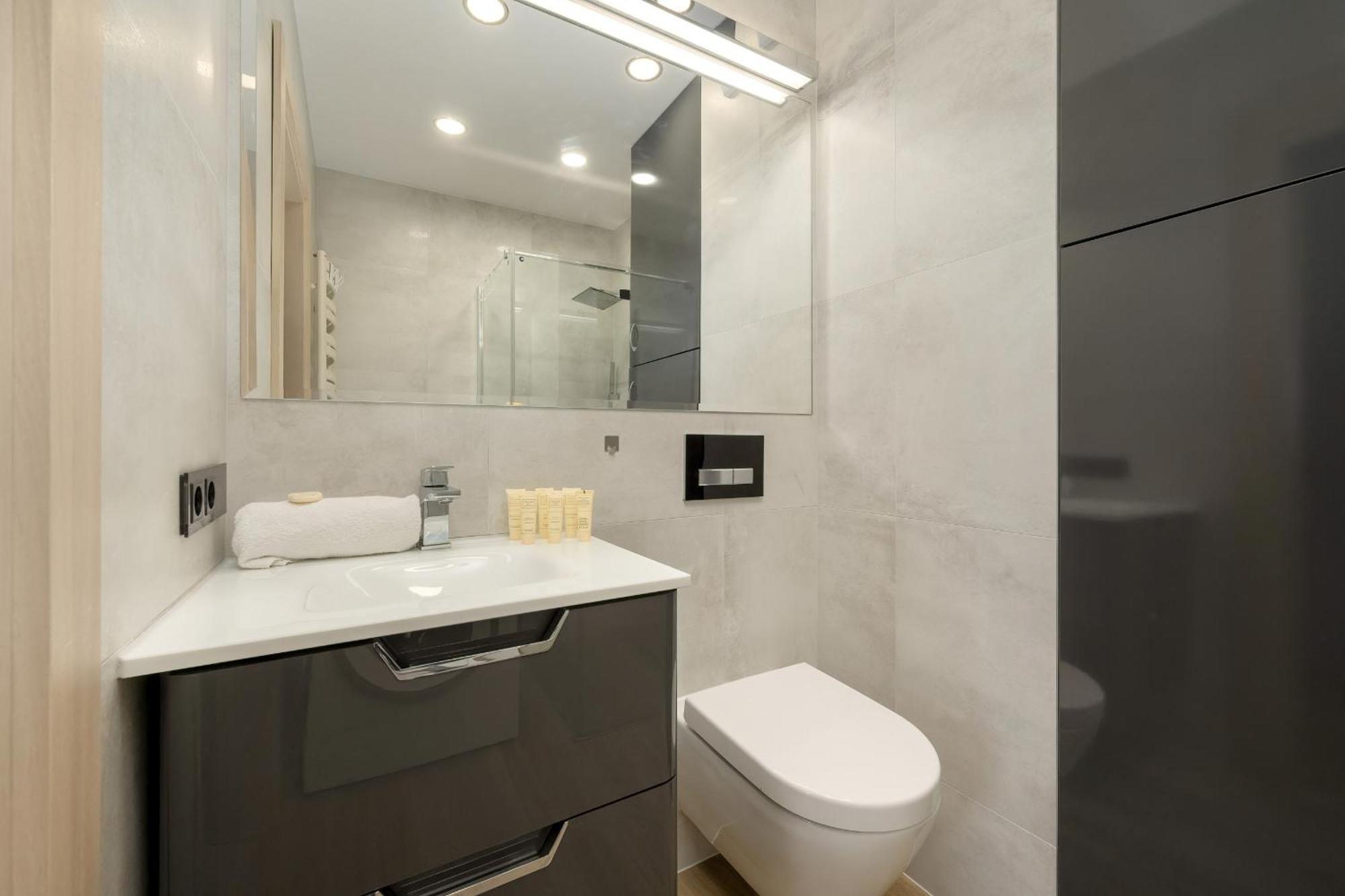 Exceptional With Parking For 6 Guests By Renters