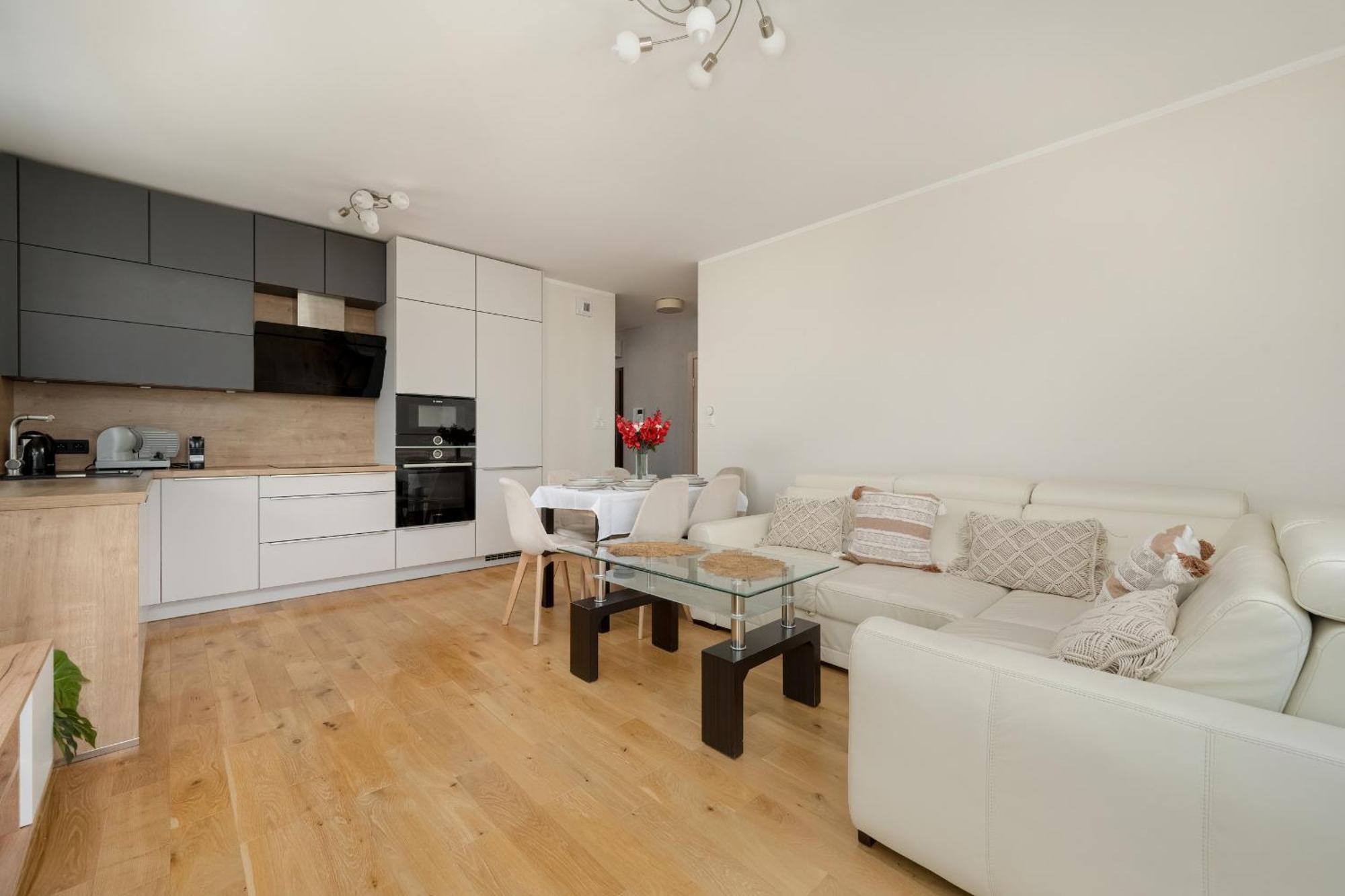 Exceptional With Parking For 6 Guests By Renters *